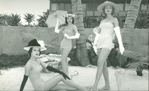 Pin-up Disneyland: Three Disneyland Hotel Coral Club.