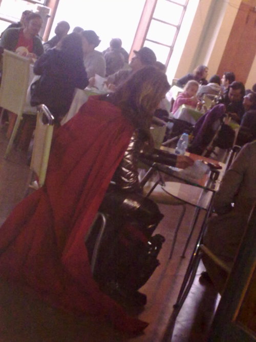 yazzdonut:  Guys i wasn’t kidding i went to a cafe today and thor was there 