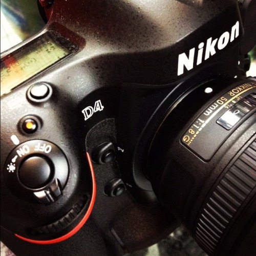 hicamera:  Nikon D4. Full frame dslr. http://hi-camera.com