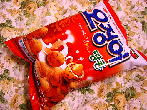 southkoreanfood:오징어 땅콩 (Squid Peanut): A Korean snack, toasted peanut inside a fried squid cracker