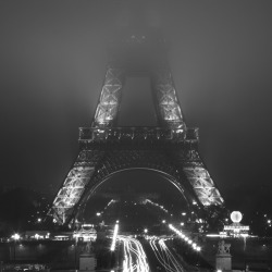 zeroing:  razorshapes: Sous le brouillard de la Tour Eiffel (by Massimo Margagnoni) 