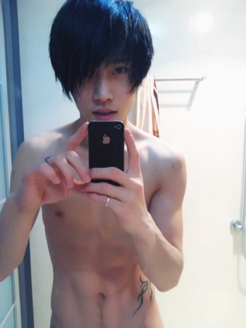 fyyf:  omg the uncensored version MUAHAHA   He is adorable. Omg.
