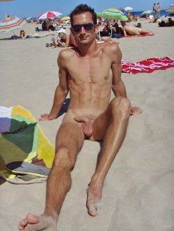 cutewhiteentoboy:  pete3602005:  Skinny but sooo hot!  Very cute guy.  There’s nothing wrong with being skinny! :) 
