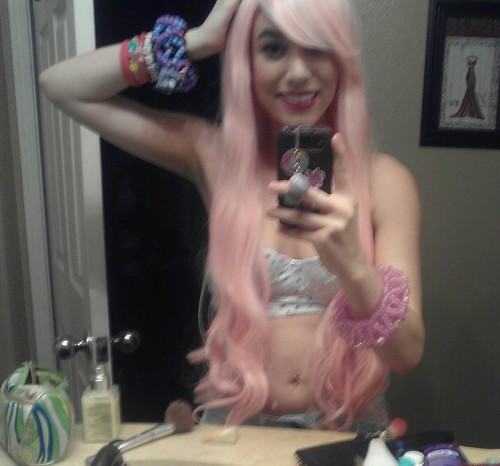 My pink wig for edc came. ∩__∩♡ It’s actually pinker, the lighting makes it look more blonde.