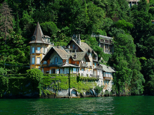 Villa on the shores of Lago di Como, Ticino Canton, Switzerland (by lothar2009).