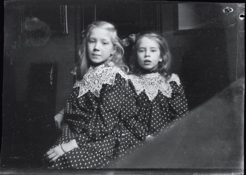 slickwhippet:George Hendrik Breitner, Portrait of Emma and Bé Hermsen (ca. 1905)  via flickr