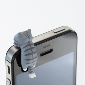 screamingdonkey:  vixins:  Headphone hole plug. I want this!  For all you cat loving