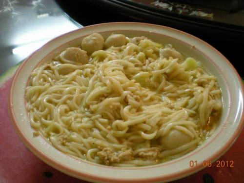 kollerss:  well i told fox(skrill) from http://foxintwilight.tumblr.com/ lol about how i can cook dem delicious home cook meals and he said he loves noodles or something like that so i decided to cook them delicious mince meat + fishball soup noodle with