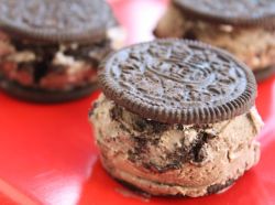 0reore0:  Oreo Cookie Ice Cream Sandwiches