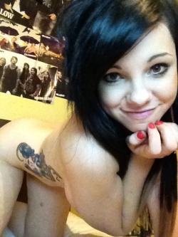 tits-and-tattoos:  http://sharingevesapple.tumblr.com  