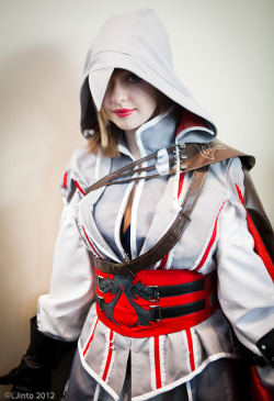 cosplayblog:  Ezio Auditore da Firenze (female version) from Assassin’s Creed 2  Photographer: Leonard Jinto  