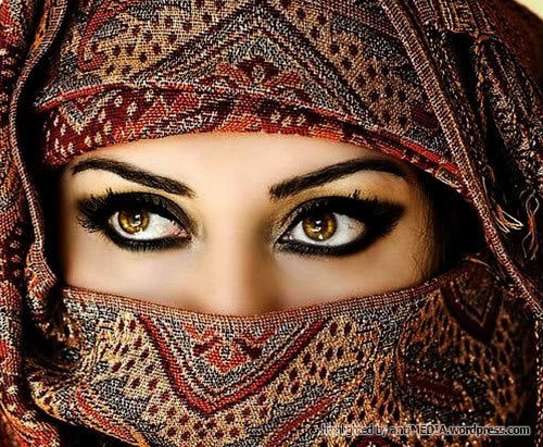 Afghan girl with green eyes