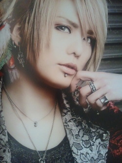 KOUKI OMG I MUST SKETCH THIS *___*