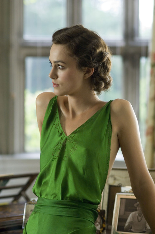 tinywaitress:Period Drama costumes in green.