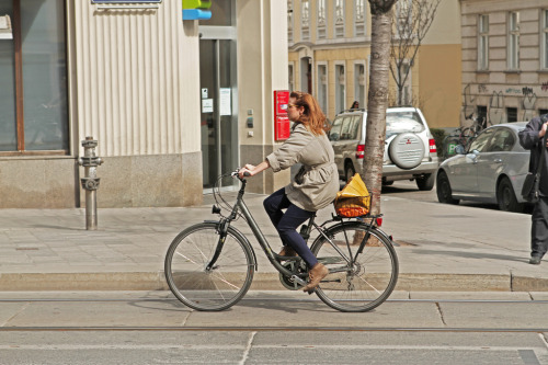 delightfulcycles: red hair (by Vienna Cycle Chic)