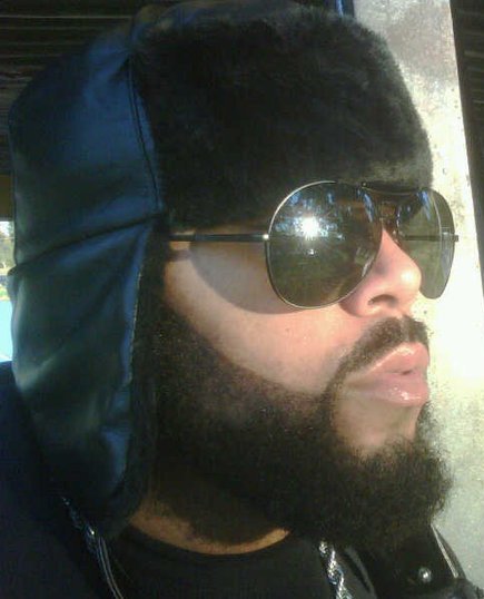 tastyblkman:  Sexy Bear..  Love that beard.. 