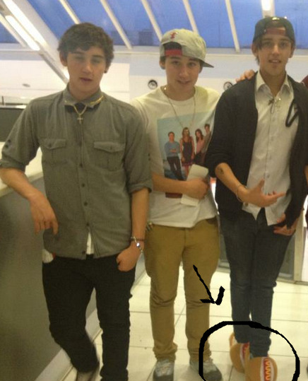 sexnoskians-janoskians:  HAHAHA BEAU WHAT  HAHAHA! WHAT EVEN?!