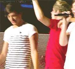 nihora:  Niall serenades Louis (x) 