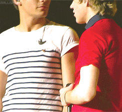 nihora:  Niall serenades Louis (x) 