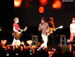 quirkyniall:  Niall following Liam while he’s singing Torn, then Liam laughing. [x] 