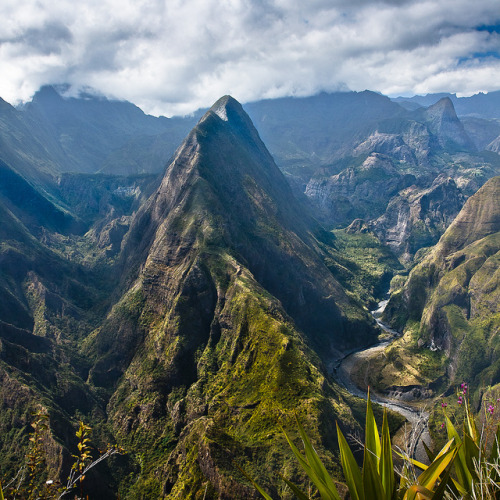 Panoramic view of Cirque de Mafate, a volcanic caldera in Reunion Island (by Gido Gerland).