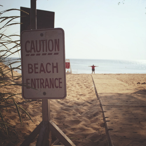 winterynights: Sometimes, a sign isn’t enough. (by chuddlesworth)