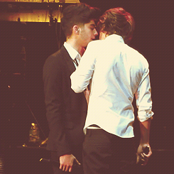 hhoran:    2/? Zarry moments that make me want to kms     ↳ “I want” in Toronto - 31st May 2012   