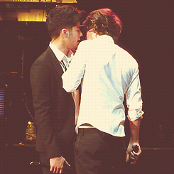 hhoran:    2/? Zarry moments that make me want to kms     ↳ “I want” in Toronto - 31st May 2012   