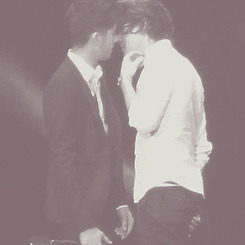 hhoran:    2/? Zarry moments that make me want to kms     ↳ “I want” in Toronto - 31st May 2012   