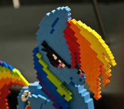 the-guard-fireblast:  queercandy:  Rainbow Dash :D (by ~Ghost Soldier~) Lego Rainbow Dash! Awesome!  Beat this 