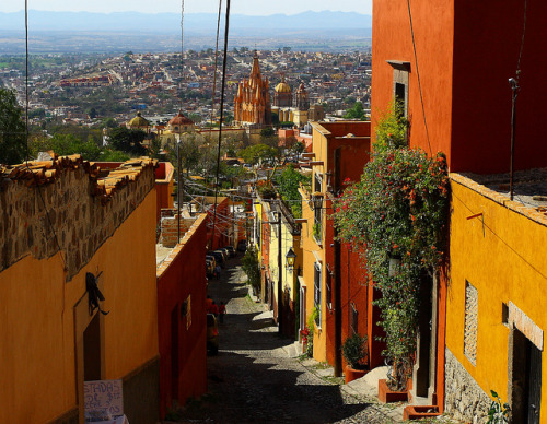 Steep hillside streets in San Miguel de Allende, Guanajuato, Mexico (by korzh roman).