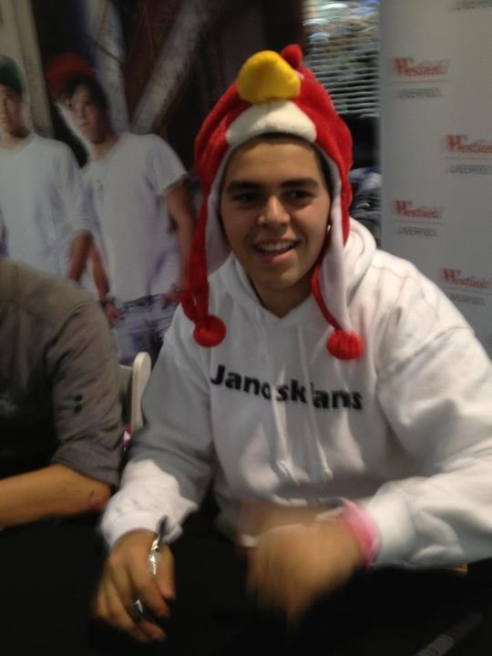 lukebrooksss:  did-you-like-that-skip:  His smile ♥  James dear, your hoodie and
