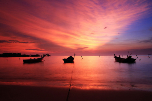 stunningsurroundings:  Sunset And The Fishing Boat by KH126126  