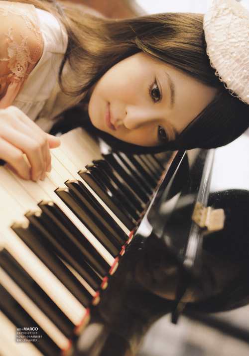 gekirena:  sexy Shiori Mama~ XD i love that pic of her with the piano~&lt;3