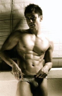 yumyumasianhunks:  Is this hunk a stage actor