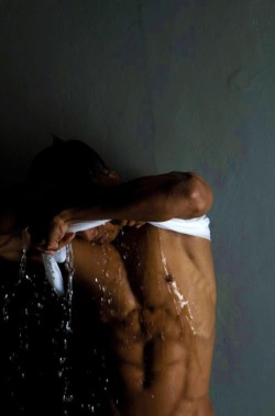 yumyumasianhunks:  Dripping wet. Wanna take