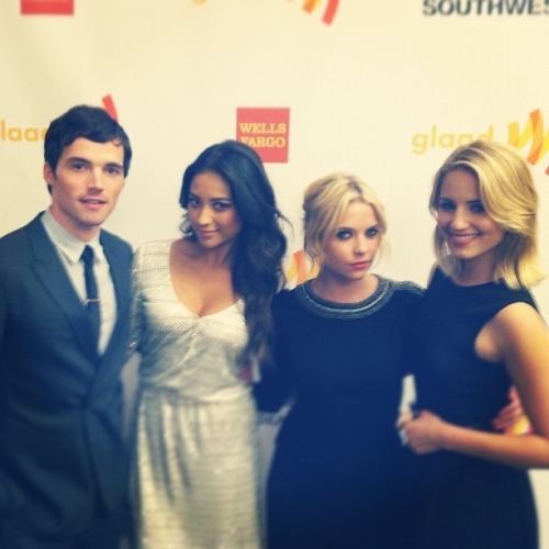 ice-veronica:“#PLL meets #Glee backstage at the #glaadawards!”Dianna is playing Emily’s new gi