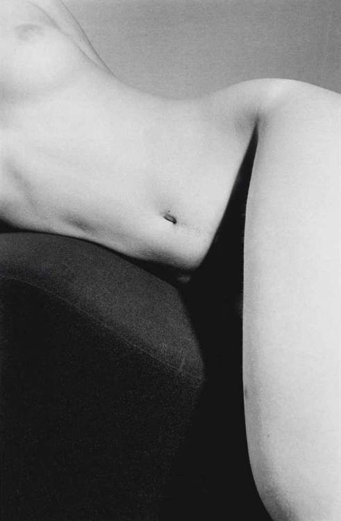 firsttimeuser:  Female form, 1972 by Carla Cerati 