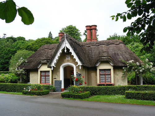 Traditional cottage in Killarney National Park, Ireland (by Madeuro).