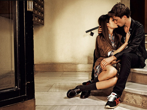  -O que você tem? -Nada.  -Te conheço. -Se conhecesse saberia. -Por favor… Estou ficando preocupado. -Quer saber? Eu te amo. De verdade, com todo meu coração, eu amo você. Então, não perca seu tempo se preocupando e comece logo a rir de mim