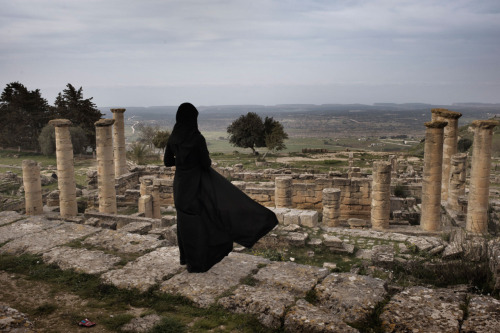 war-photography: A Libyan woman visits the ruins of the ancient city of Cyrene in eastern Libya&rsqu