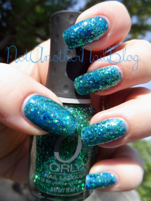 Today I have a new polish for you all! This is a new collection from Orly called Flash Glam FX. I’m not sure when it was released, but I’m so pleased I saw them when I did. It’s a small collection of five polishes; a golden hex with bar glitter...