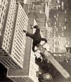 ballubasch:  Harold Lloyd balancing on the edge of a skyscraper. 