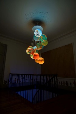 Roguesandevolution:  Beautiful “Chandelier” Made Of 15 World Globes. This 2M