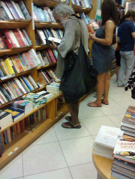 survit:  Tomé esta foto de hoy en una librería aquí en la ciudad. Este, probablemente, un hombre sin hogar estaba disfrutando de la charca en la buena lectura de un libro al azar de la estantería de la literatura, con cierta dificultad, después de