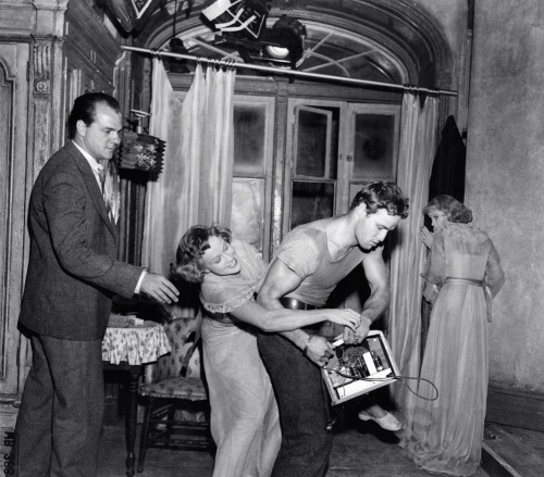 amy-blue: Karl Malden, Kim Hunter, Marlon Brando and Vivien Leigh on-set of A Streetcar Named Desire