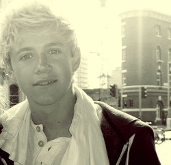 :  45/50 Favorite Pictures of Niall Horan