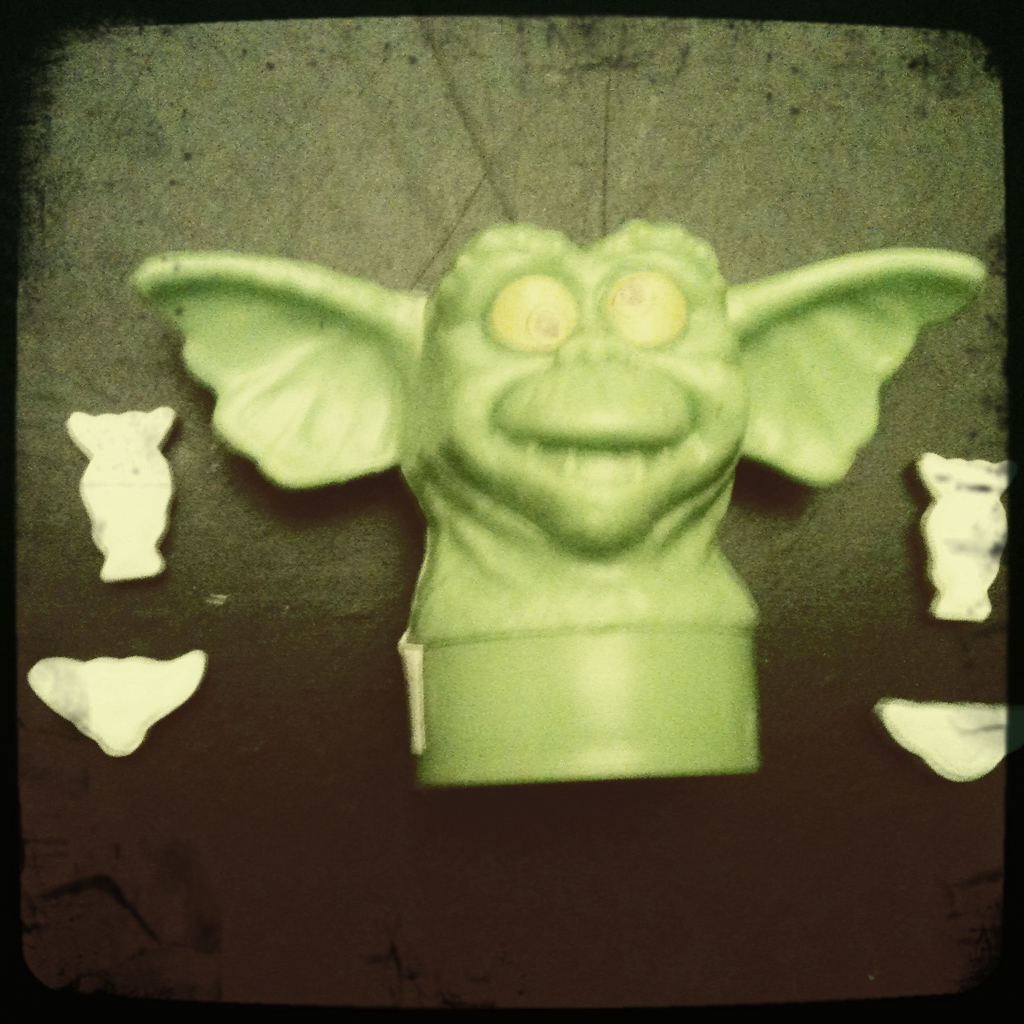 Gremlins 2 candy dispenser, Topps 1990. Something tells me Chris over at Collect ‘Em All will be interested in this one…