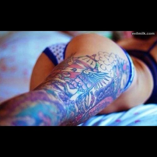 sexygymchics:  I like a woman with tattoos ;) (Taken with instagram)  Th3 Watch3r Approv3d(via imgTumble)