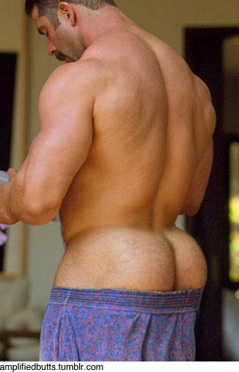 amplifiedbutts:  Love the butts, but ugly boxers i must say…
